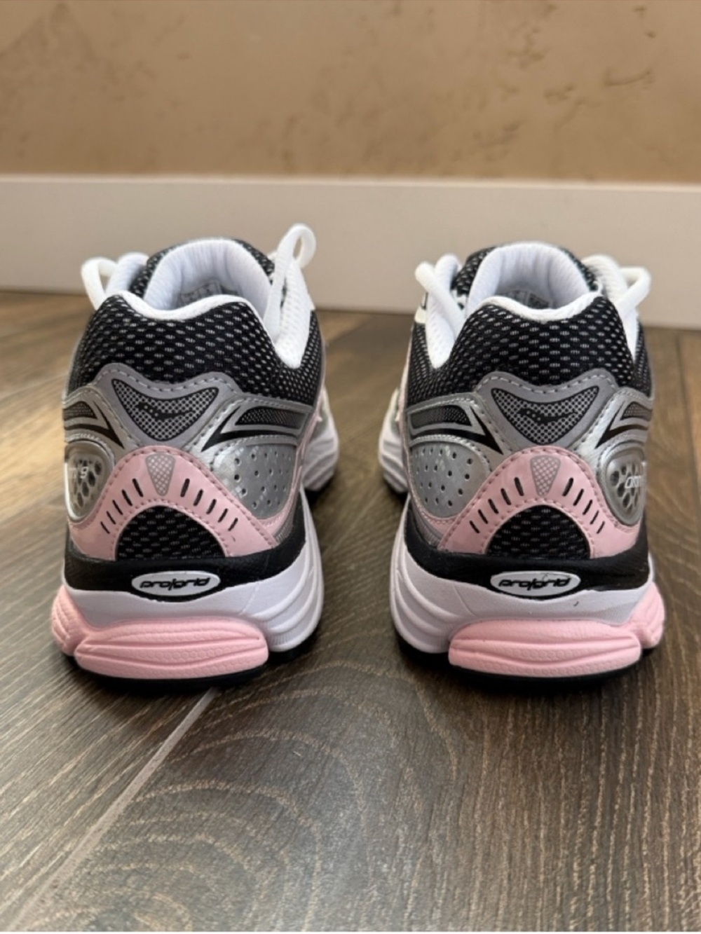 Saucony Men's Silver/Pink Retro
ProGrid Omni 9 Lifestyle Sneaker—11 - Picture 12 of 15